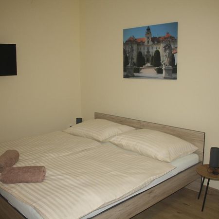Comenius Moravus Vinarsky Dvur Микулов Екстериор снимка