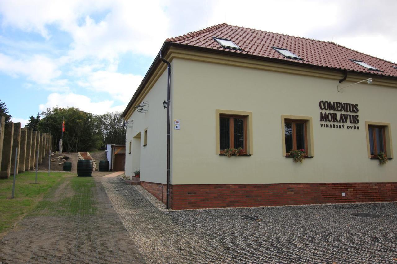 Comenius Moravus Vinarsky Dvur Микулов Екстериор снимка