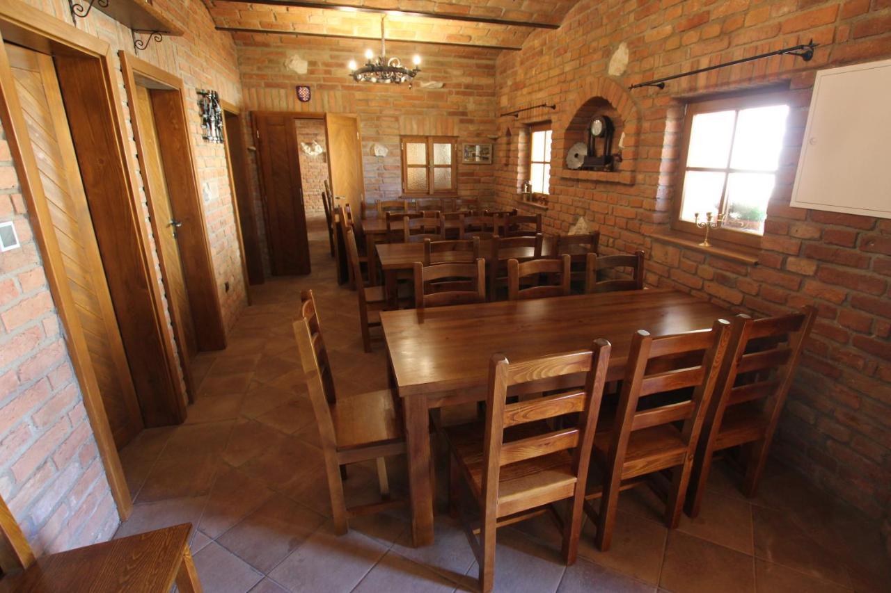 Comenius Moravus Vinarsky Dvur Микулов Екстериор снимка