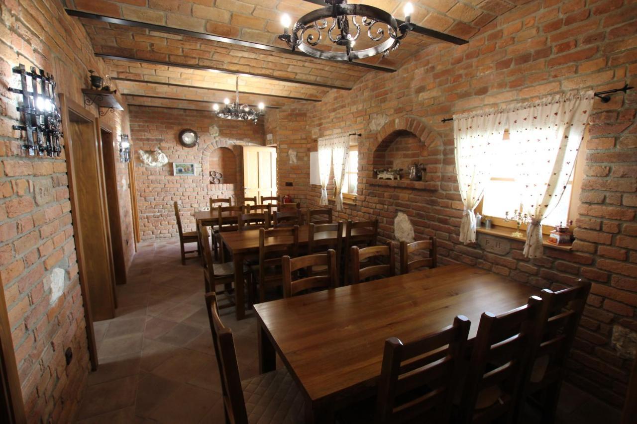 Comenius Moravus Vinarsky Dvur Микулов Екстериор снимка