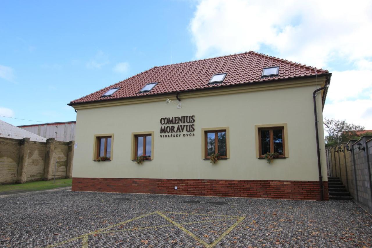 Comenius Moravus Vinarsky Dvur Микулов Екстериор снимка