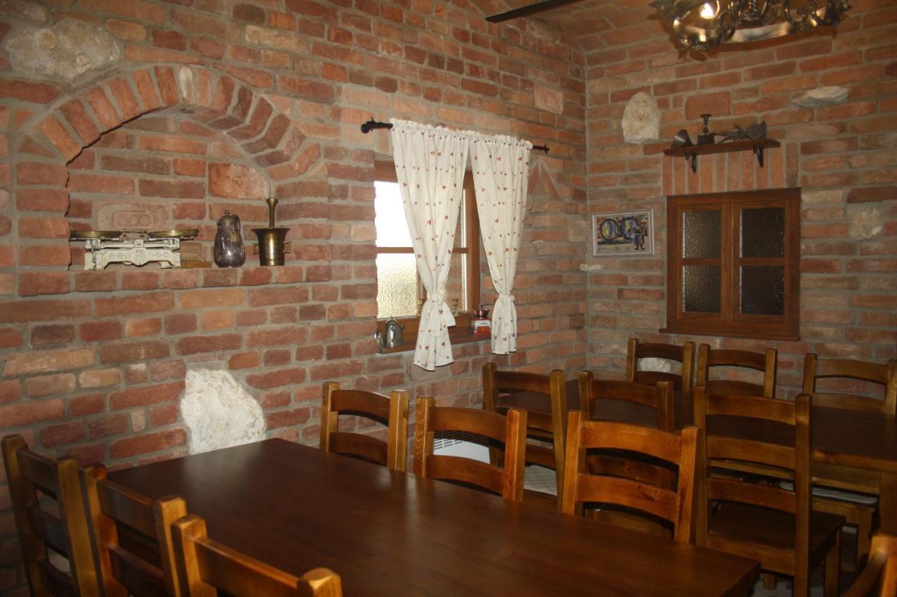 Comenius Moravus Vinarsky Dvur Микулов Екстериор снимка