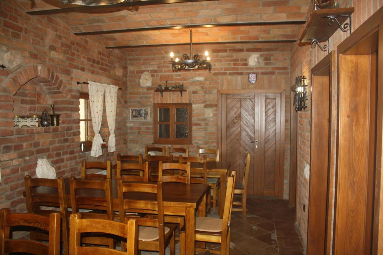 Comenius Moravus Vinarsky Dvur Микулов Екстериор снимка