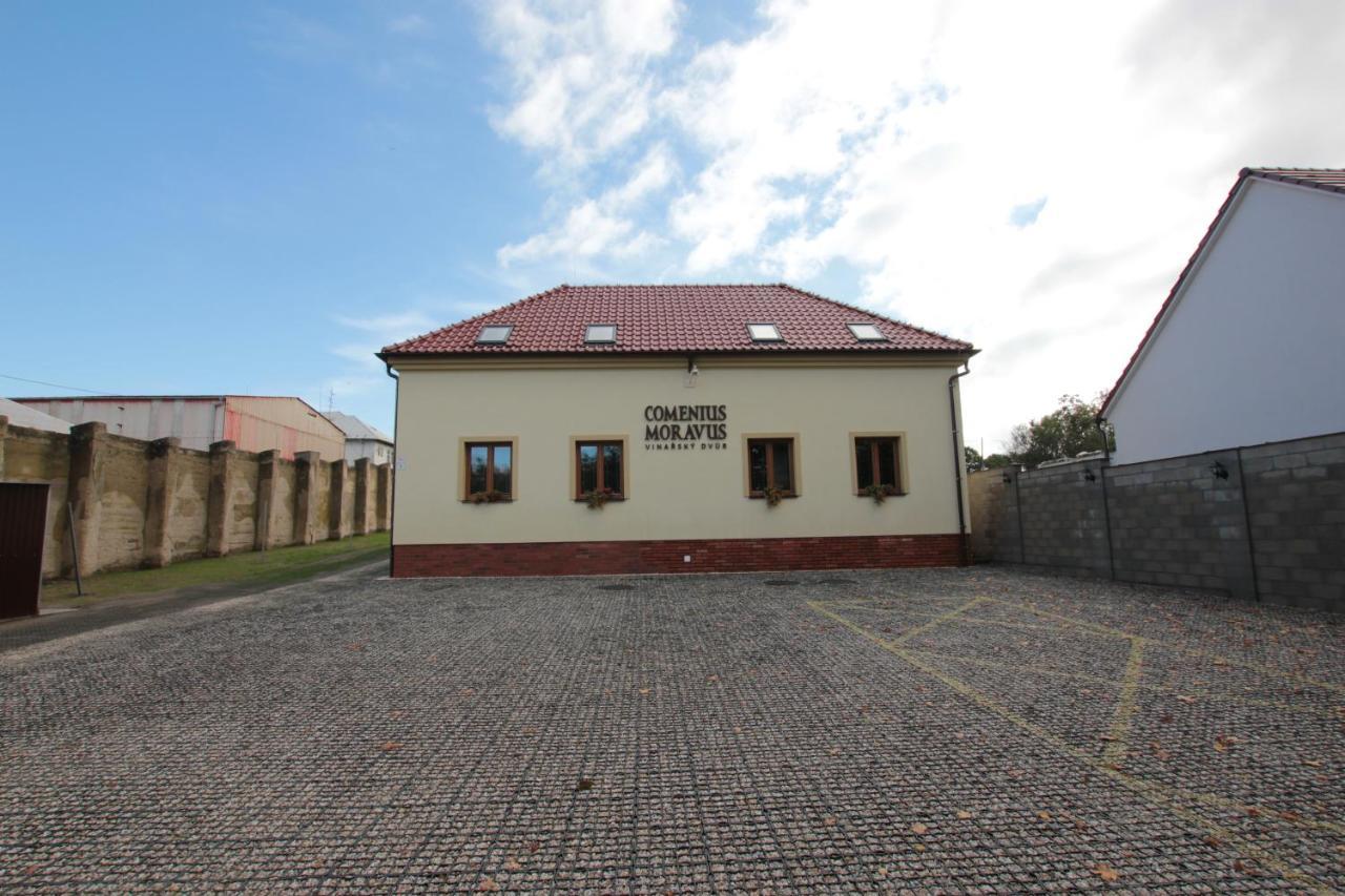 Comenius Moravus Vinarsky Dvur Микулов Екстериор снимка