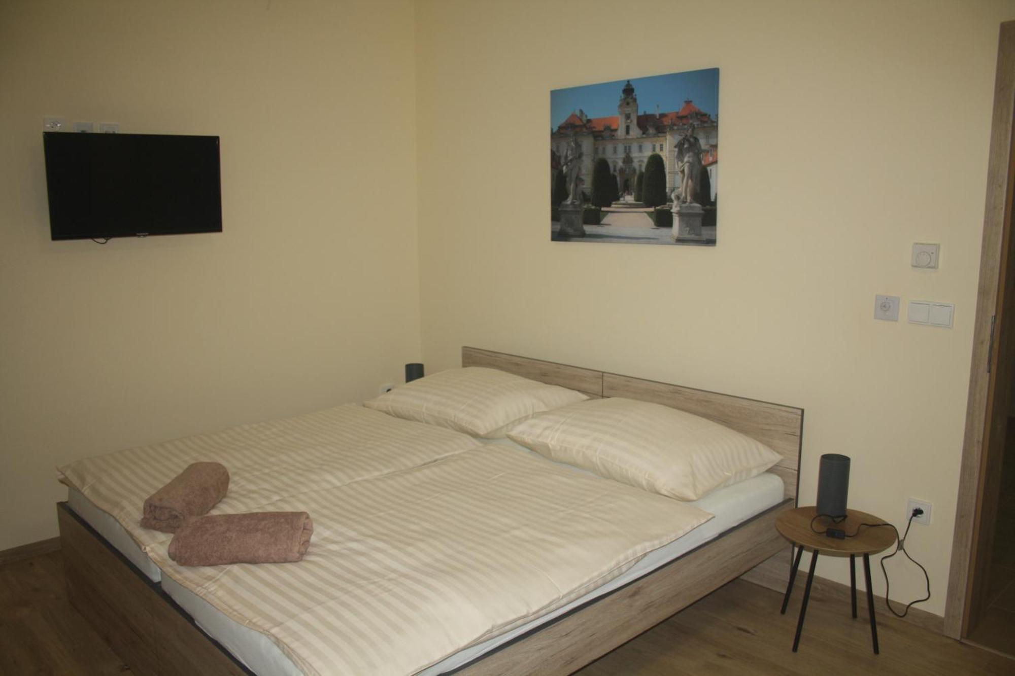 Comenius Moravus Vinarsky Dvur Микулов Екстериор снимка